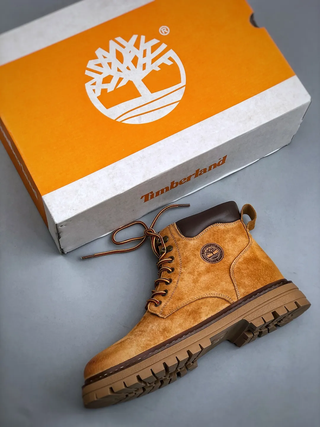 Local self-pickup💰560 supports store placement. New goods🚀#TimberlandTimberland/Timberland outdoor high-top casual rhubarb boots series #Guangdong Dachang quality, original box and original packaging, fashionable and trendy matching. The fabric is made of Italian 🇮🇹 top-grade frosted fine-grained cowhide. It is paired with anti-odor and anti-corrosion genuine leather latex insoles. The outsole and hardware are all made from OEM raw materials. The same as the original Goodyear never-opening process. Good products do not kill pigs. Exclusively launched on the whole network. There is no doubt about the quality. The whole set is packaged in the official website to give you the perfect wearing experience. The quality is exquisite and durable. A must-have for sportsmen. Specially designed to treat those who are not handsome. High-quality and first-class foot feel. Specially used for cold protection and outdoor use this winter. Casual matching for daily use. Size: 38-44 (leather shoe size)